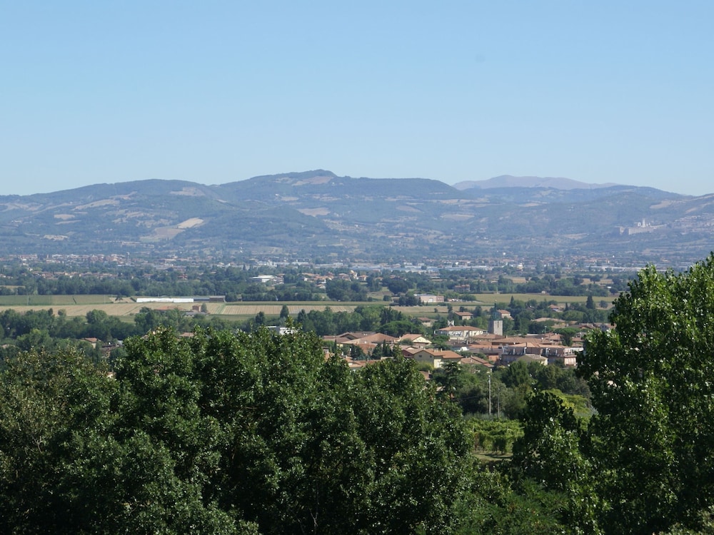 Holiday Home in Bettona With Pool & Near Assisi view 2