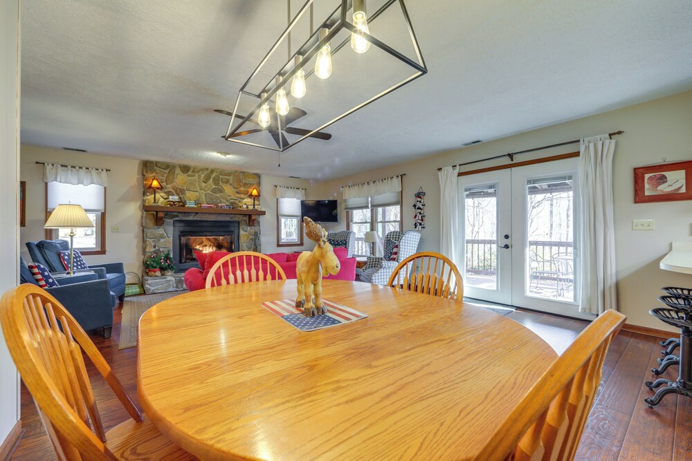 Walk to Golf Course, Mtn-view Maggie Valley Duplex