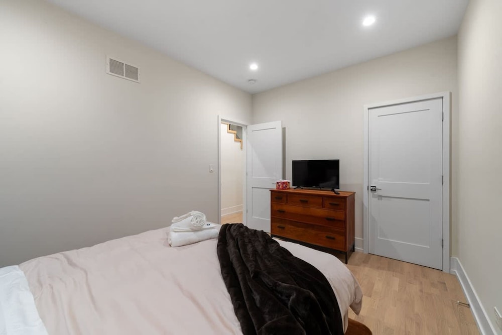 Stunning 5BR Home With 2 Rooftops Sauna Hot Tub
