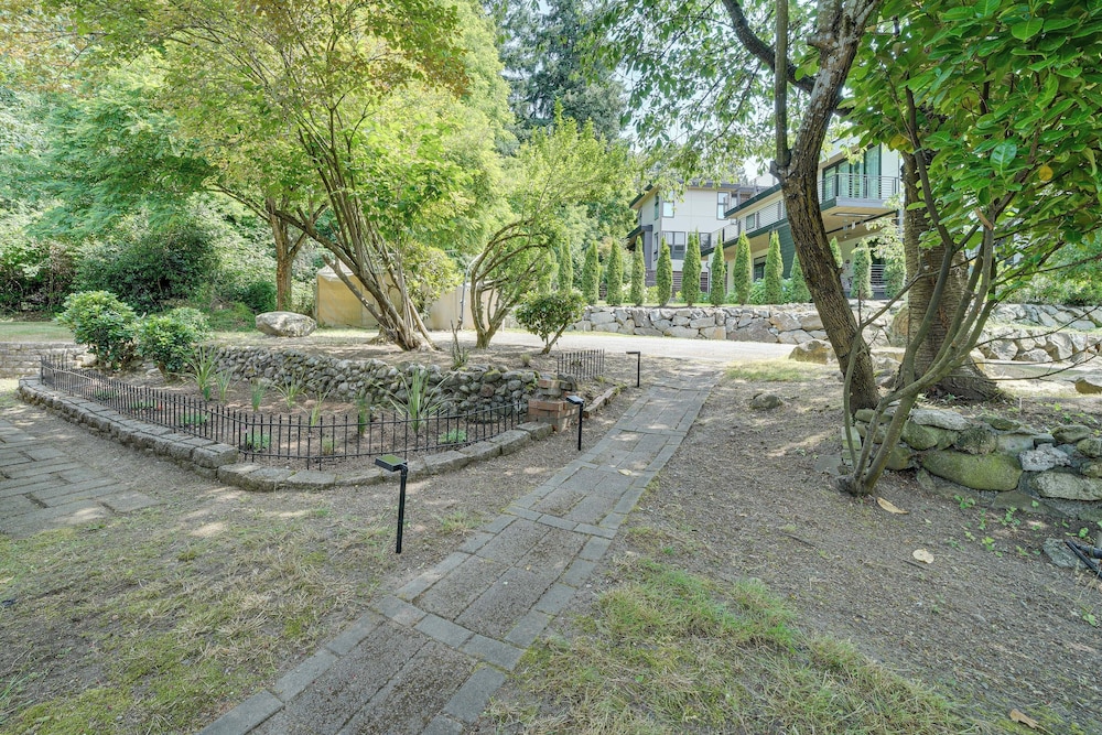1/2 Mi to Yarrow Bay: Family Home in Kirkland
