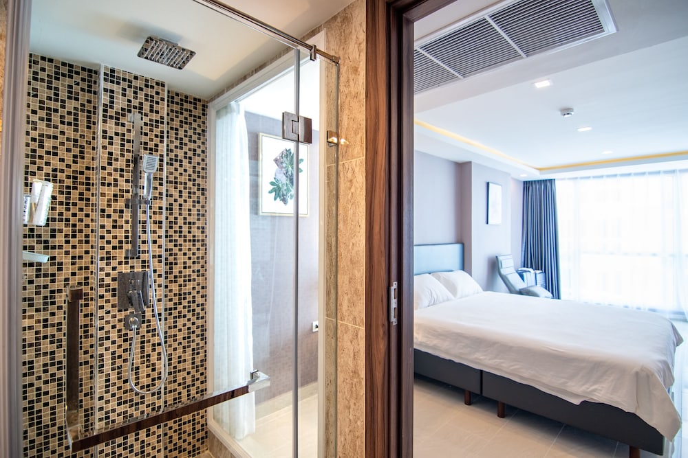 Centara Grand Avenue by Pattaya Holiday view 4