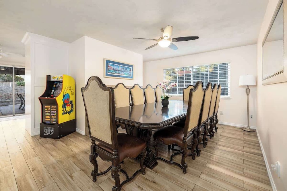 5 Bedroom Home With Firepit