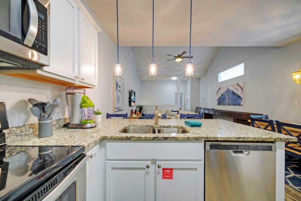 Sleeps 29, 3 Homes Beachside Resort Pool, Walk to the Beach