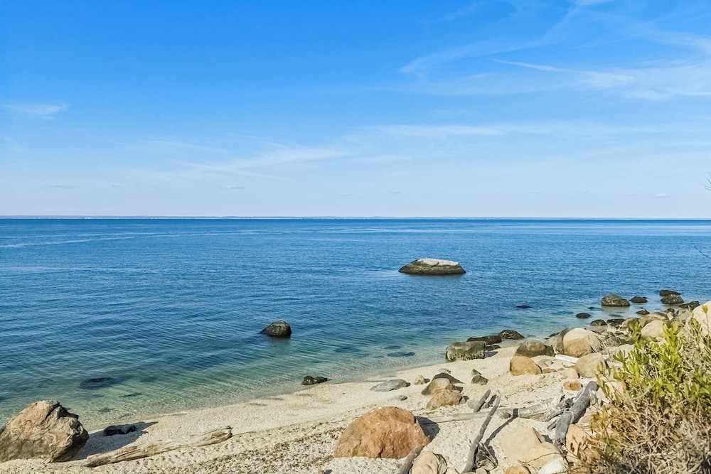 3BR Home Walk to Beach w/ Outdoor Shower & Grill