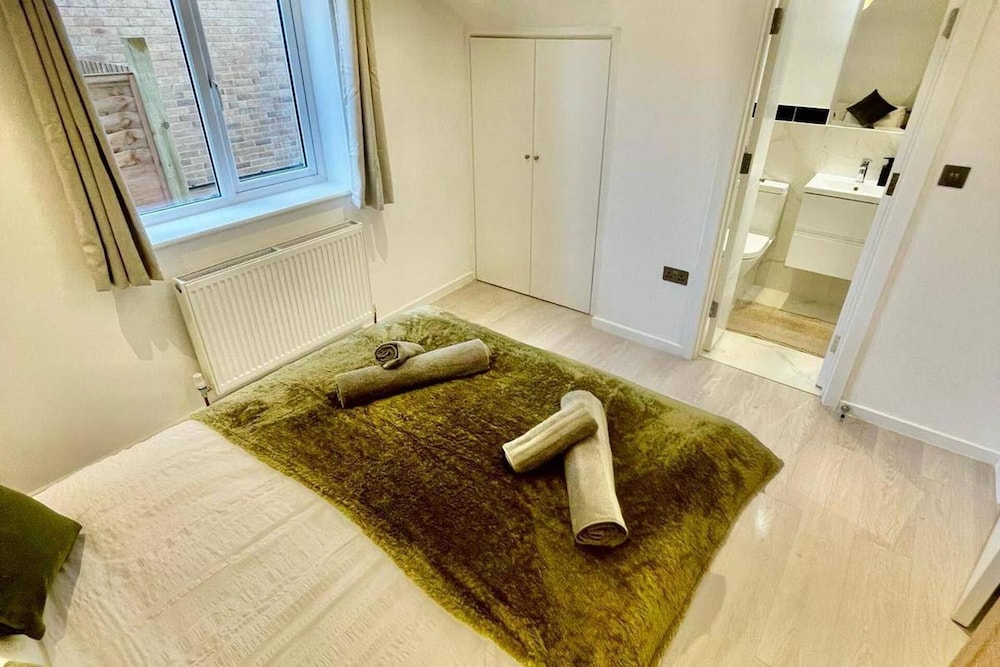 3 Bed Flat - Sleeps 6 - Parking - Wifi