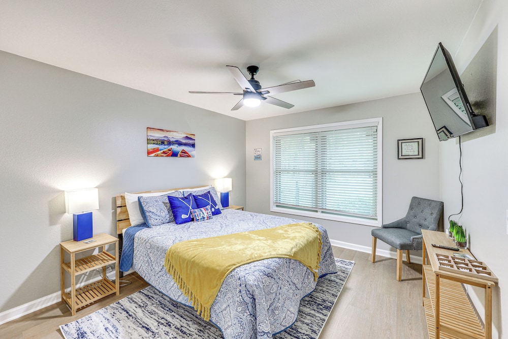 Walk to Lake Desoto: Hot Springs Village Retreat!