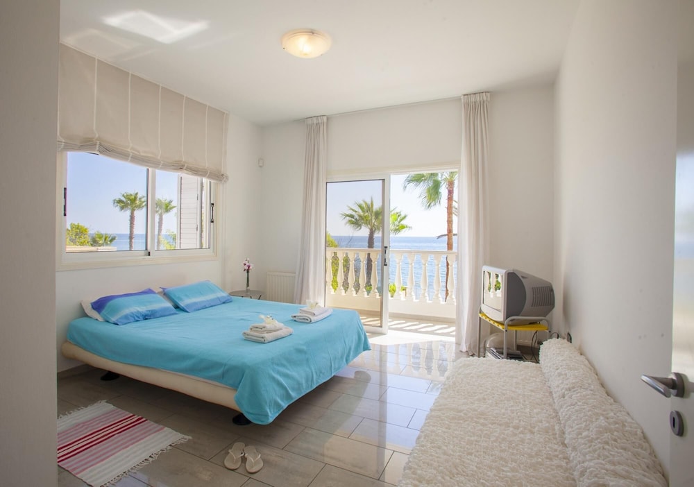 Sunset Beachfront Villa Meneou