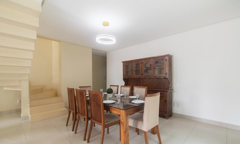 House w/ Pool and Barbecue Grill Thg0006