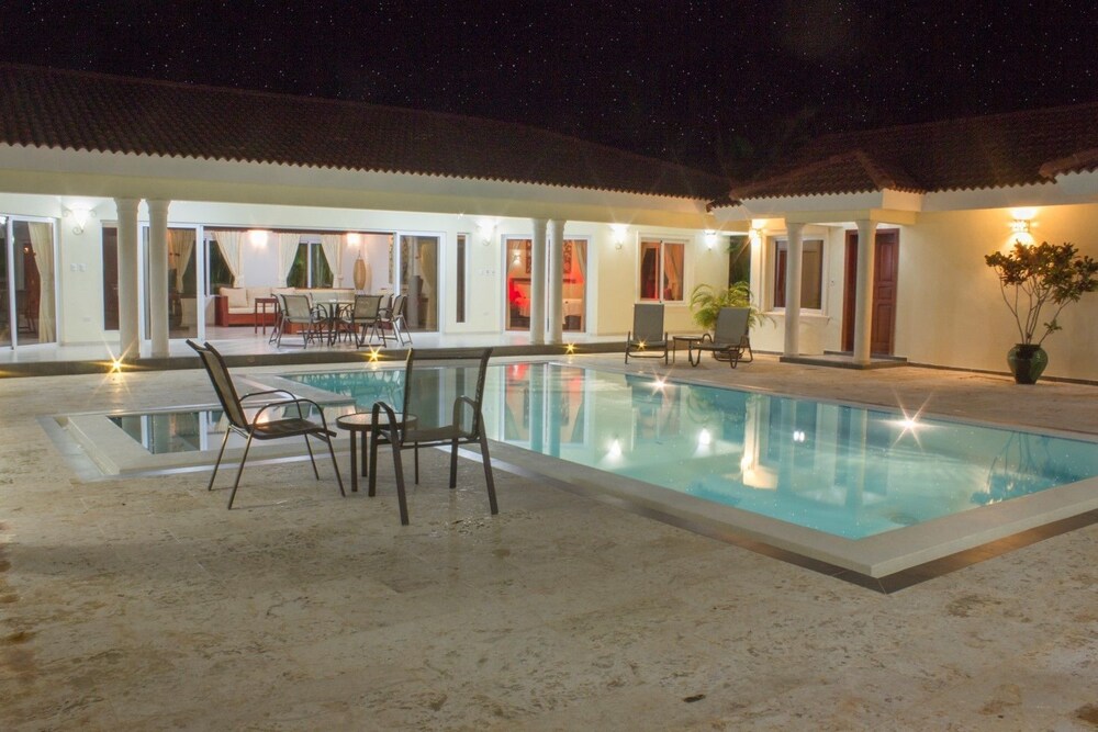 Privacy and comfort luxury 6 bedroom villa