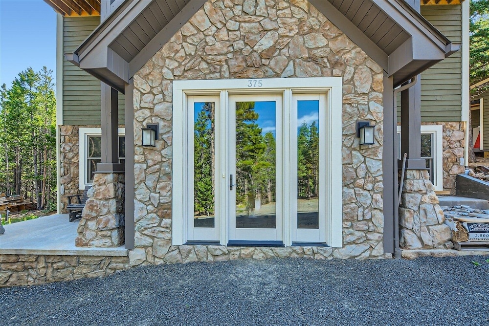 Rocky Mountain Retreat 4 Bedroom Home by RedAwning view 3