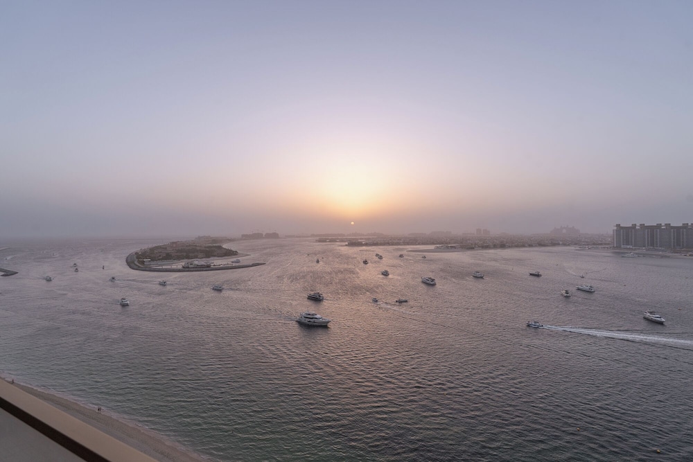 Grand Marina Bleu I Private Beach & Views I PS5 I Infinity Pool I by Skyline Serenity