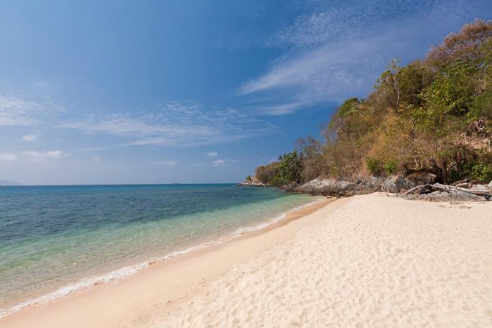 Baan Khunying – Secluded Phuket Beachfront Villa