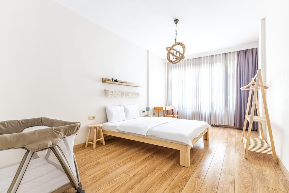 Flat w Balcony 1 min to Bagdat Avenue in Kadikoy