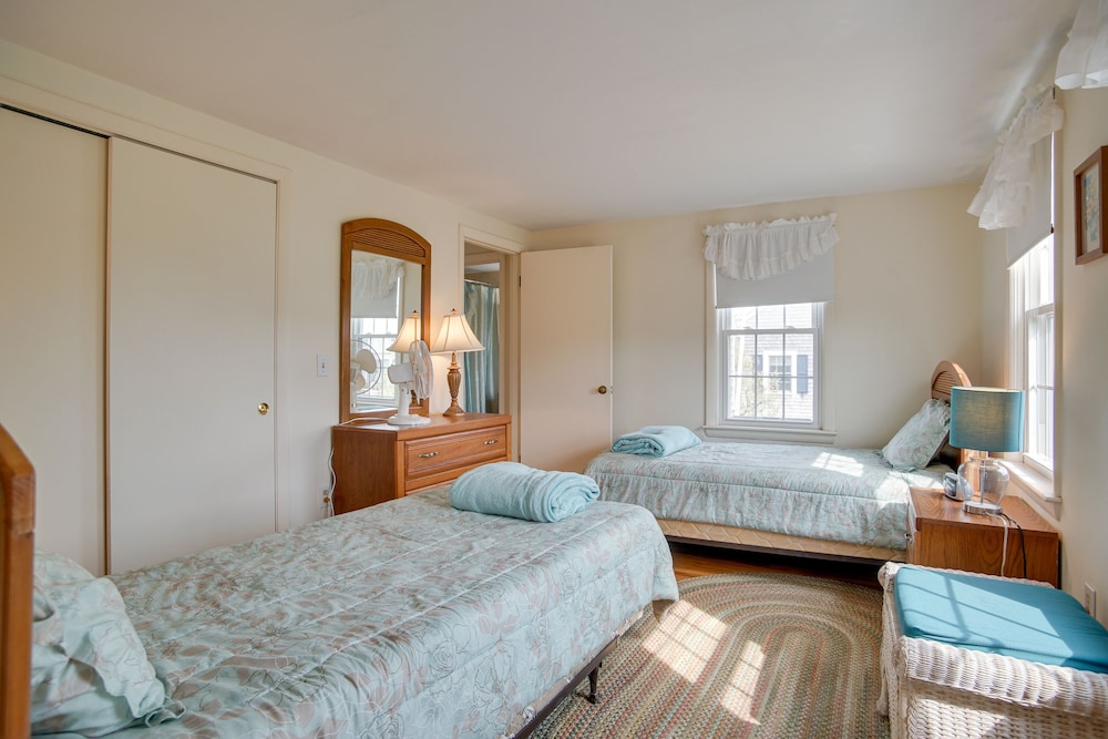 Walk to Beach: Chatham Getaway w/ Sunroom!