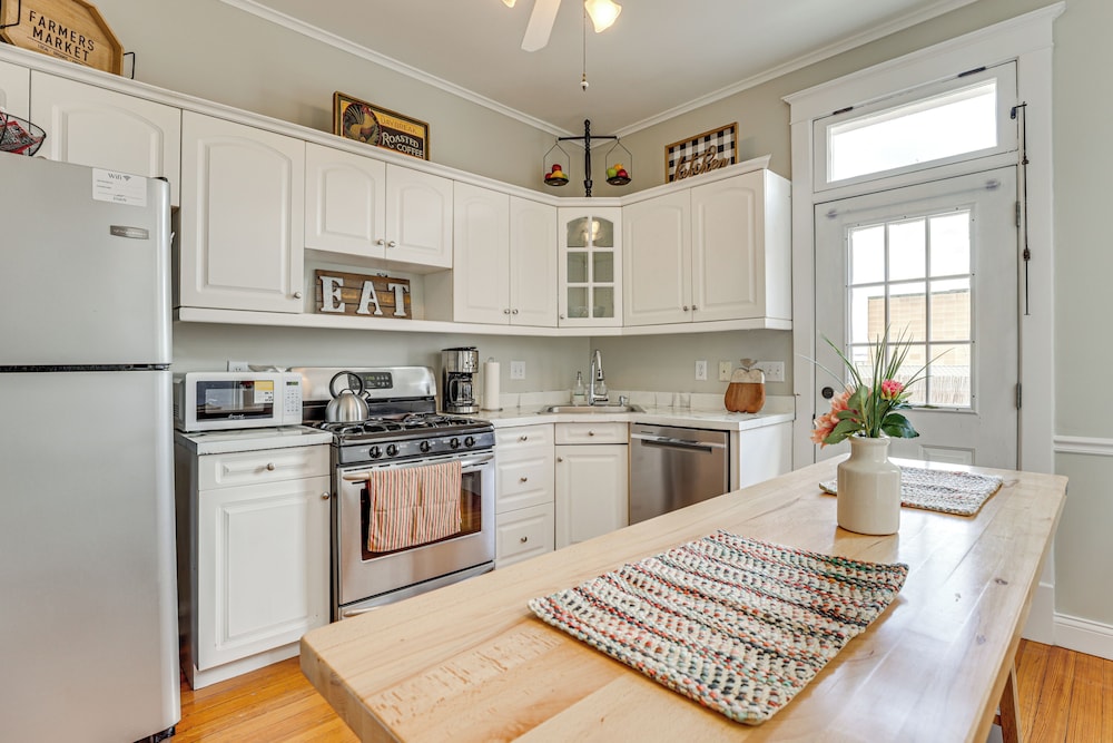 Walk Downtown: Inviting Historic Home in Dubuque!