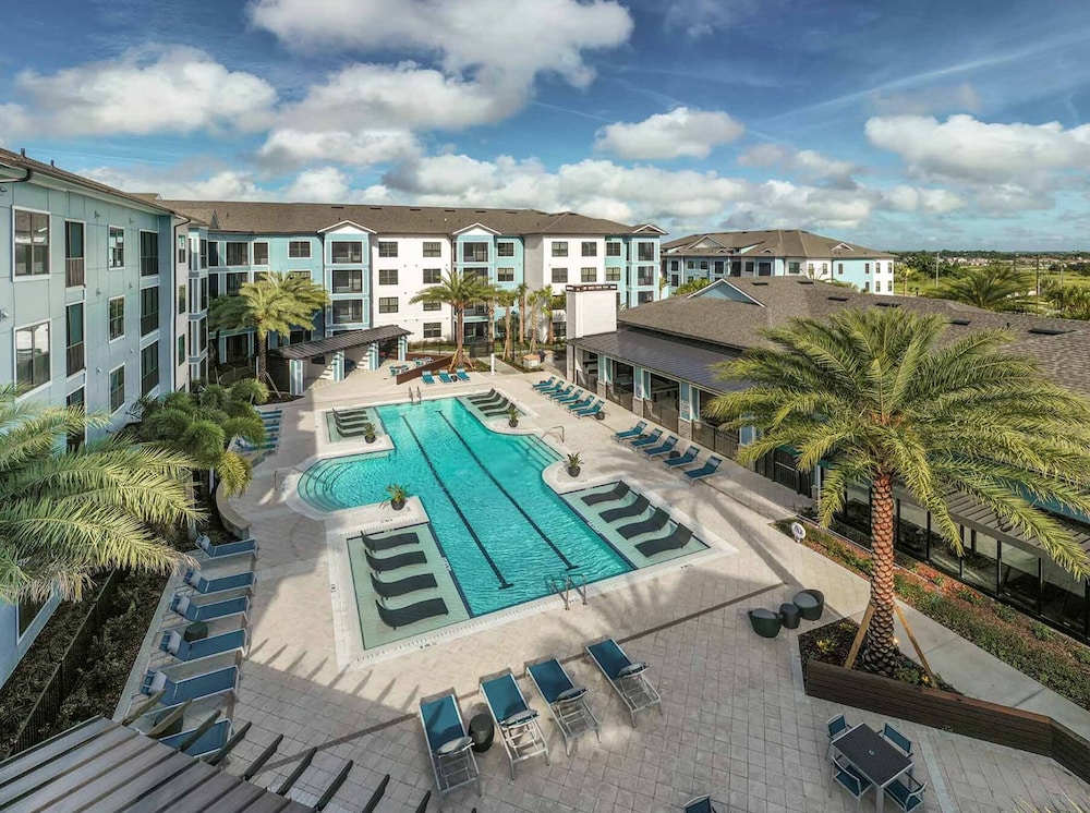 Monarch Apartments 15m to Parks, Pet Friendly, Free Parking by Heavenly Homes