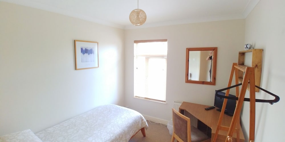 Spacious 3-bedroom House With Superfast Wi-fi view 5