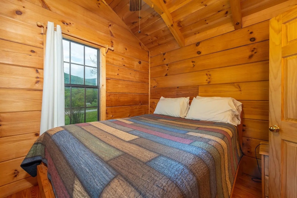 Engadine Inn  Cabins - Property Image 111