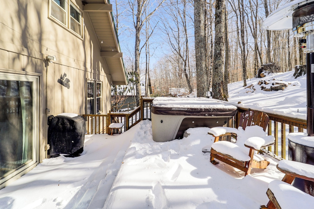 2 Mi to Skiing: Blue Ridge Mtn Cabin w/ Hot Tub!