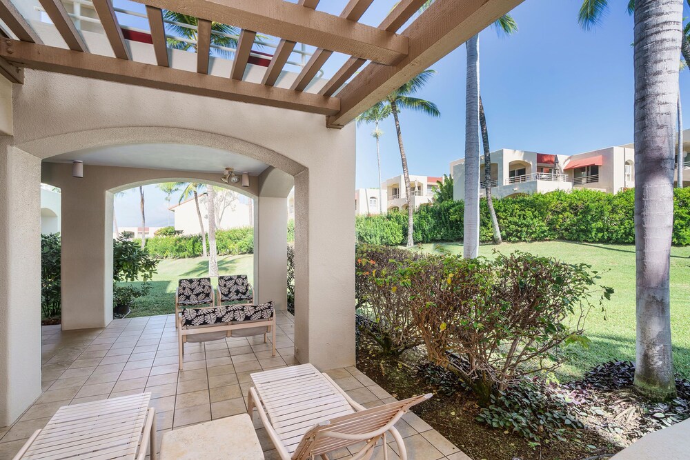 Tropical Paradise in Luxurious 1br, 2ba Ground Floor Unit, Garden View, Palms 801