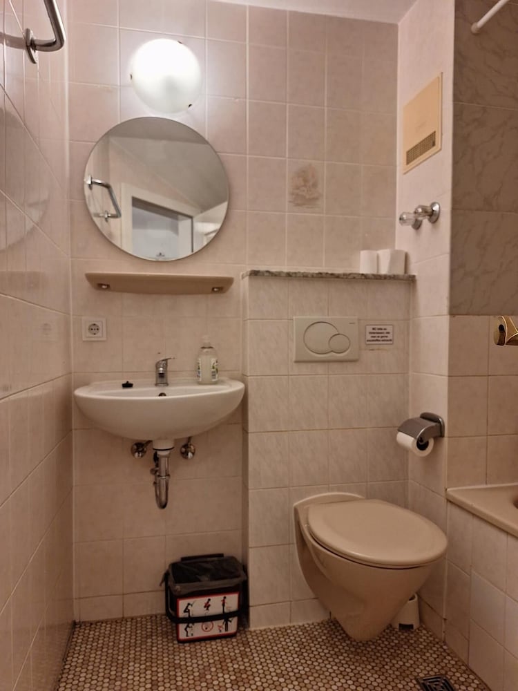 2-Rent Group Hostel Rooms AUB162