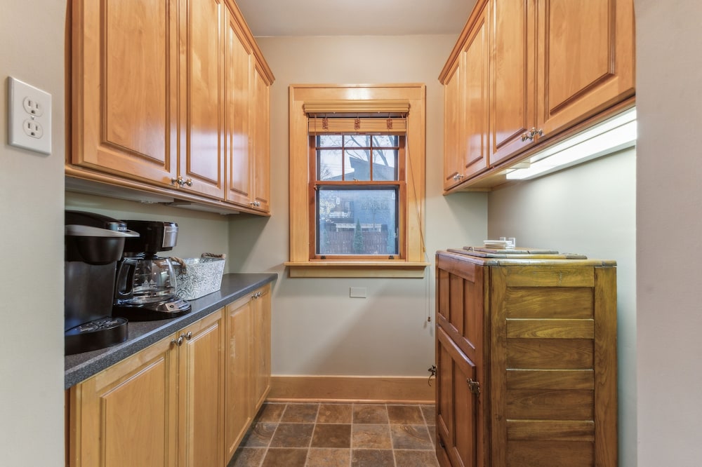Charming Ann Arbor Retreat Near Dt & Attractions 3 Bedroom Home