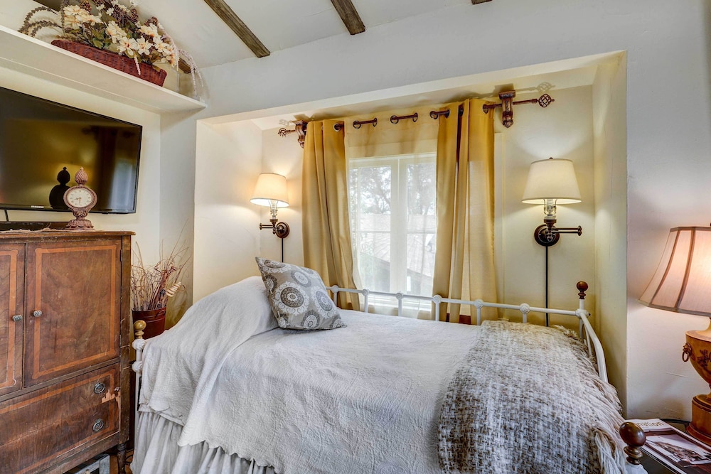 Grass Valley Vacations - Charming Tiny Home w/ Deck  Pond Access! - Property Image 2