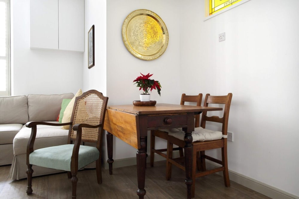 Quiet Ground Floor Mews Flat and Parking