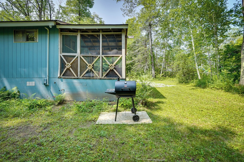 Cozy Becket Cottage Escape w/ Lake Access!