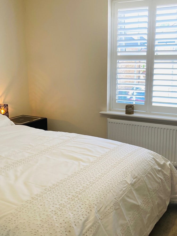 House-sleeps 8-parking-garden