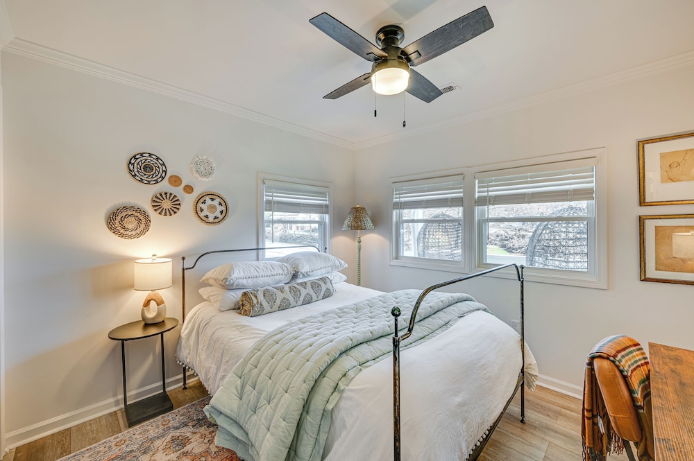 < 3 Mi to Dtwn: Modern Cottage in Greenville!