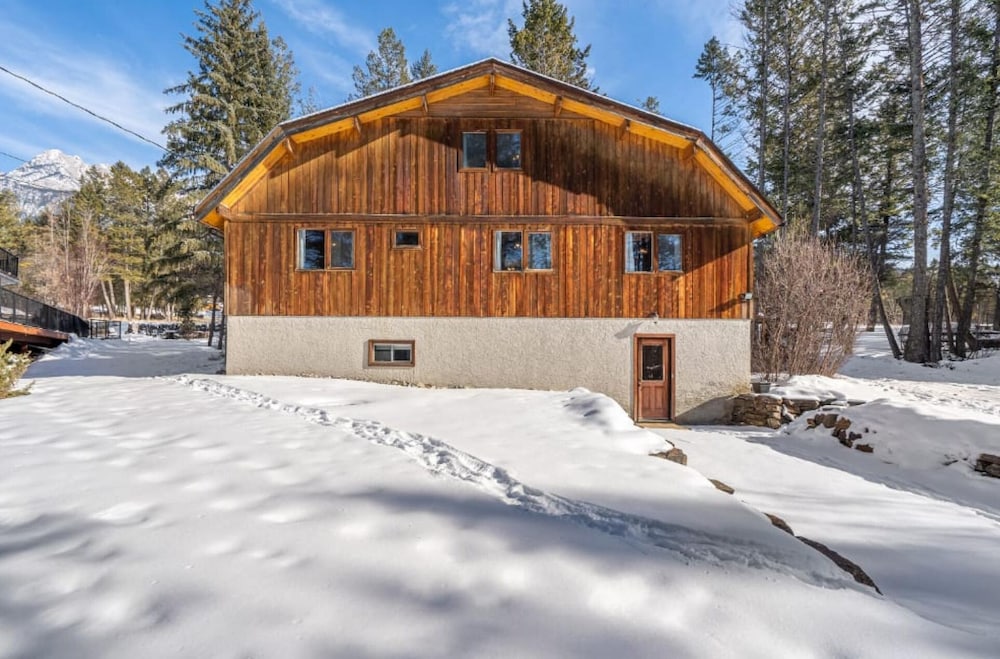 The Matterhorn No Service Fees Hottub Fire Pit