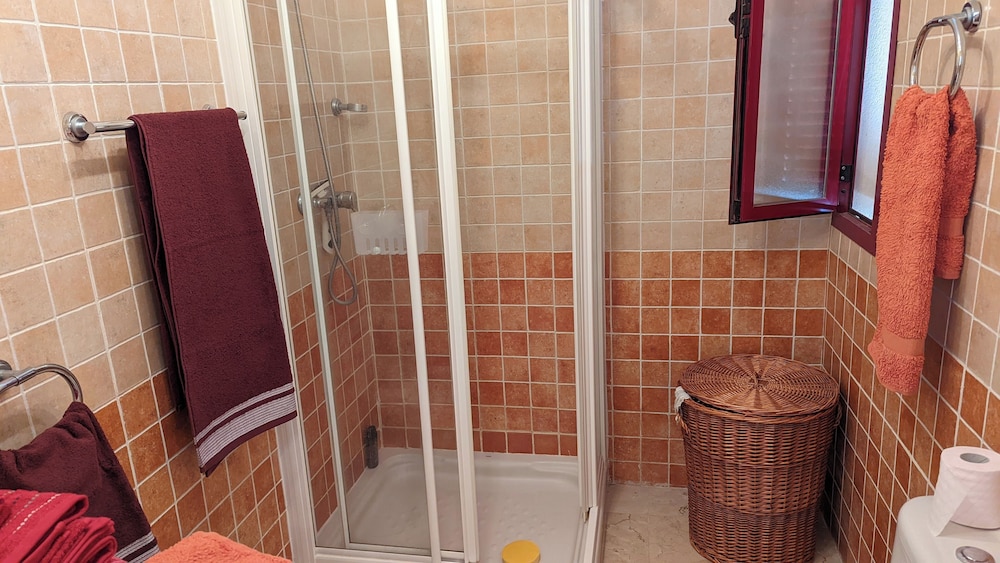 Casares Costa, Vista Bahia,2 Bedroom Bathroom