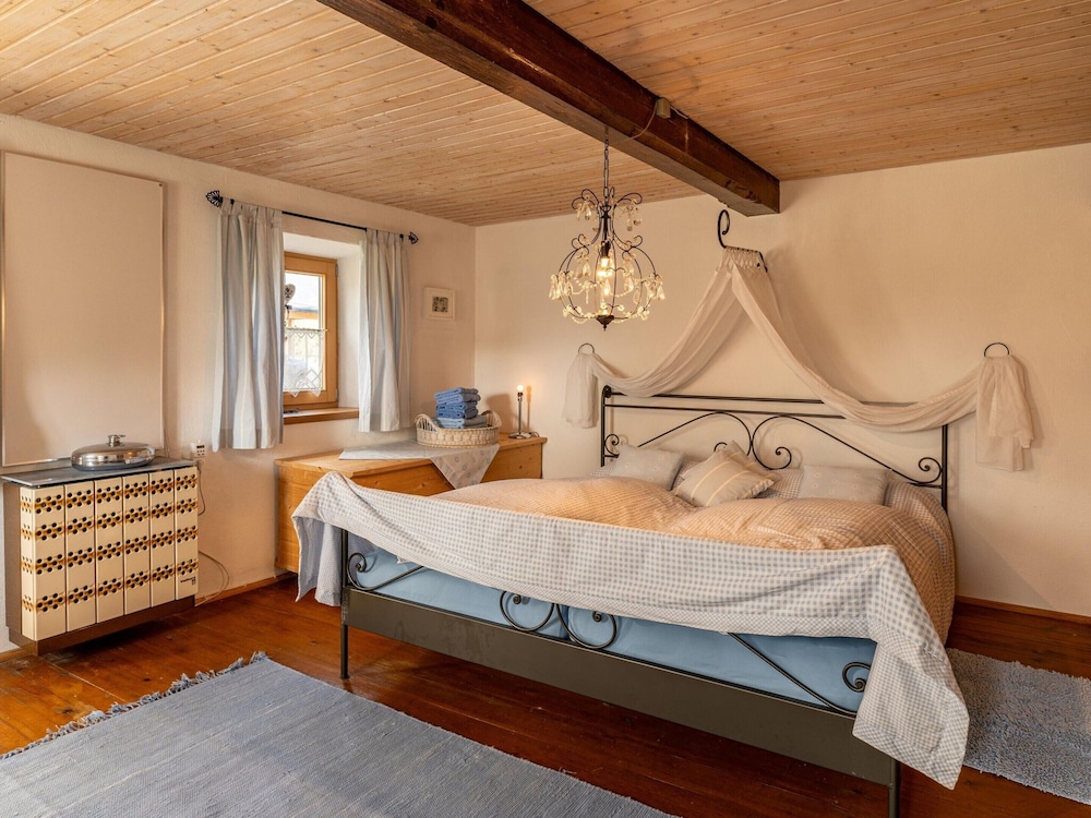 Historic Farmhouse: 200 Years old Meets new