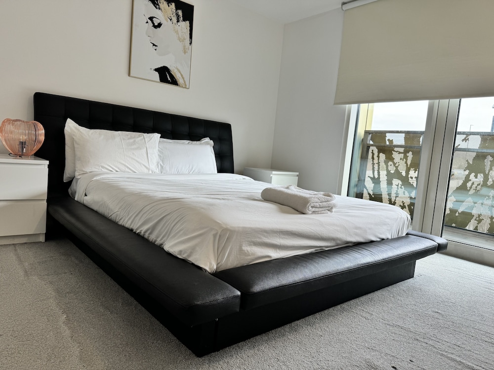 STUNNING 2 BED APARTMENT WITH PARKING