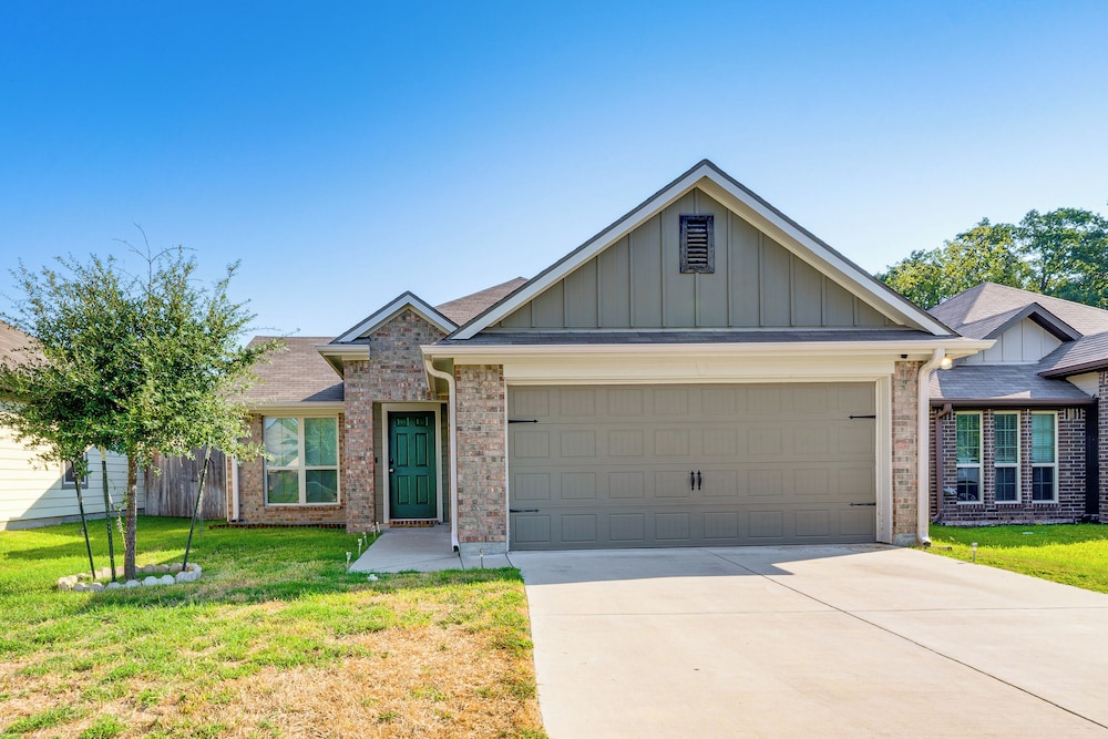9 Mi to College Station: Dog-friendly Home w/ Yard