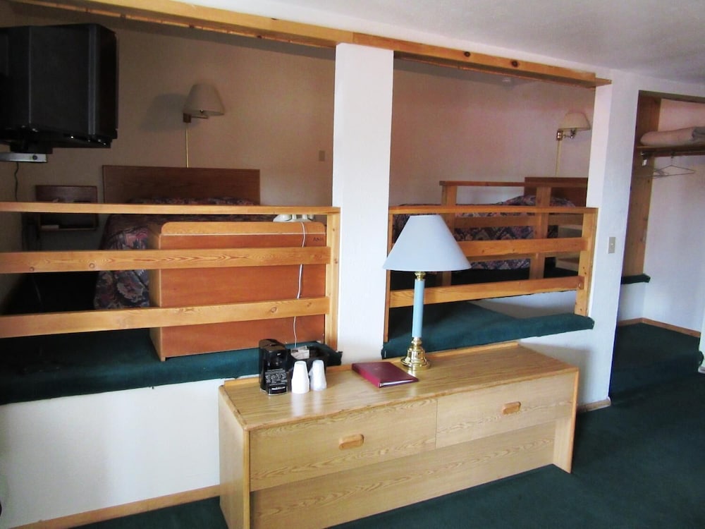 Traveler's Lodge view 4