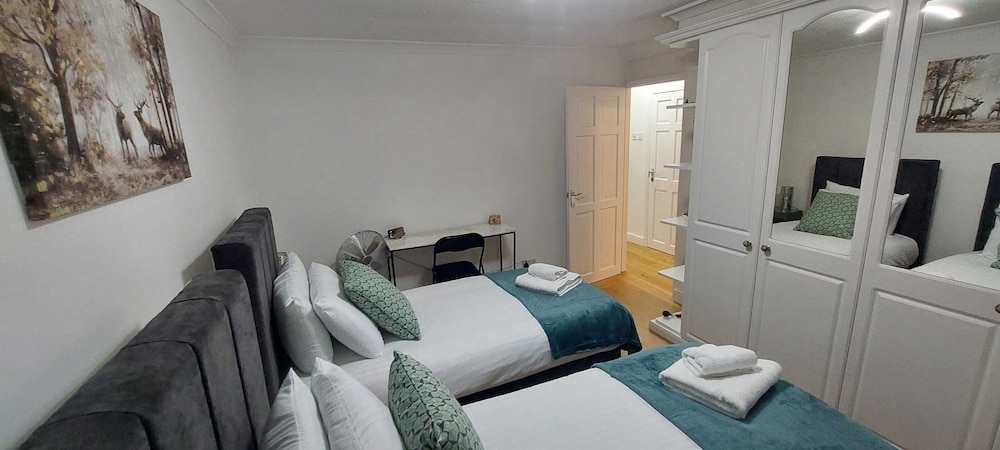 Luxury 5 Bedroom 2 BA House with Parking view 4