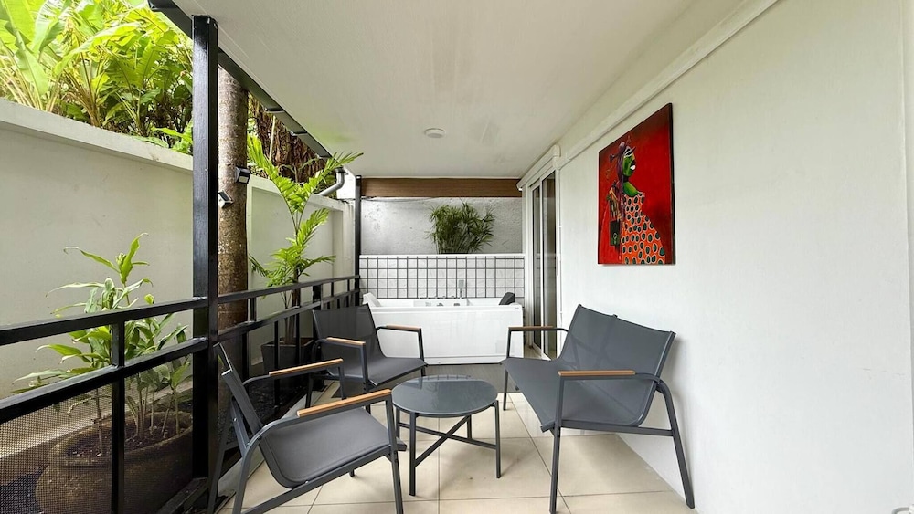 B11 Sunset Plaza Partial Seaview 1 Bedroom 1 Bathroom With Large Jaguzzi