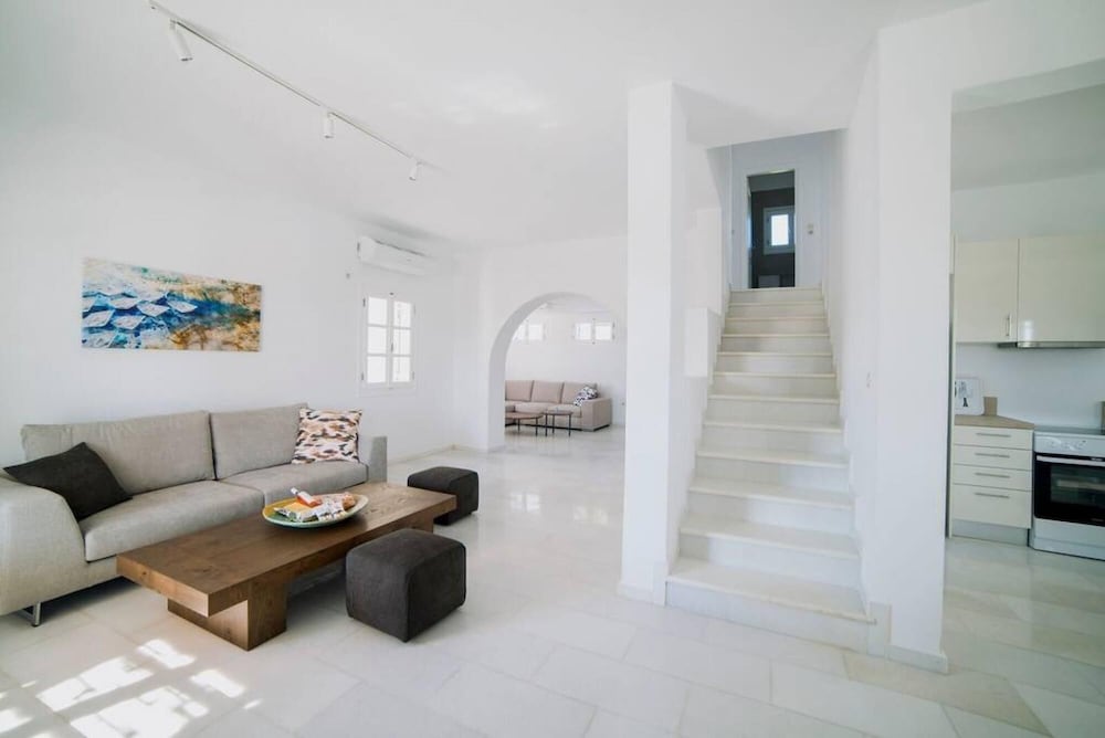 Deep Blue Villa With 4 Bedrooms in Paros photo 4