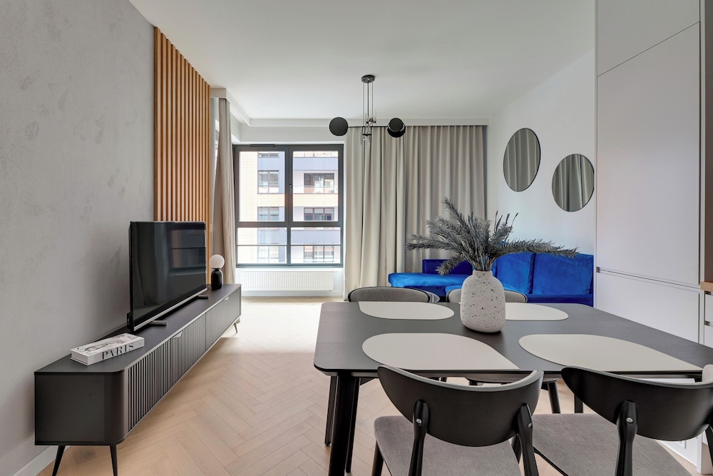 Doki Living - Foodhall & Parking by Downtown Apartments