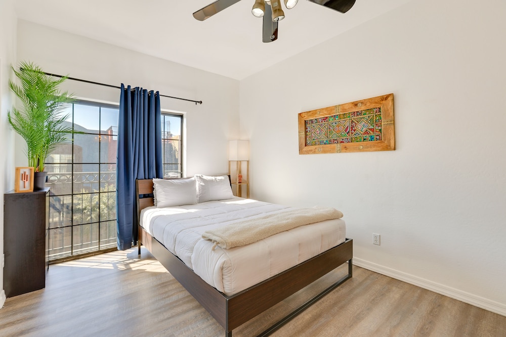 Rooftop Patio, Skyline Views: Phoenix Townhome!