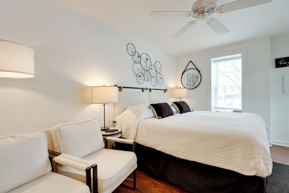 Walkable Studio on Historic Hammondsport Property!