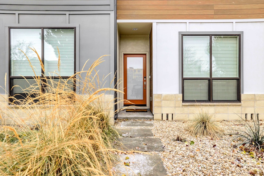 Beautiful Townhome - Steps to Downtown Boise!