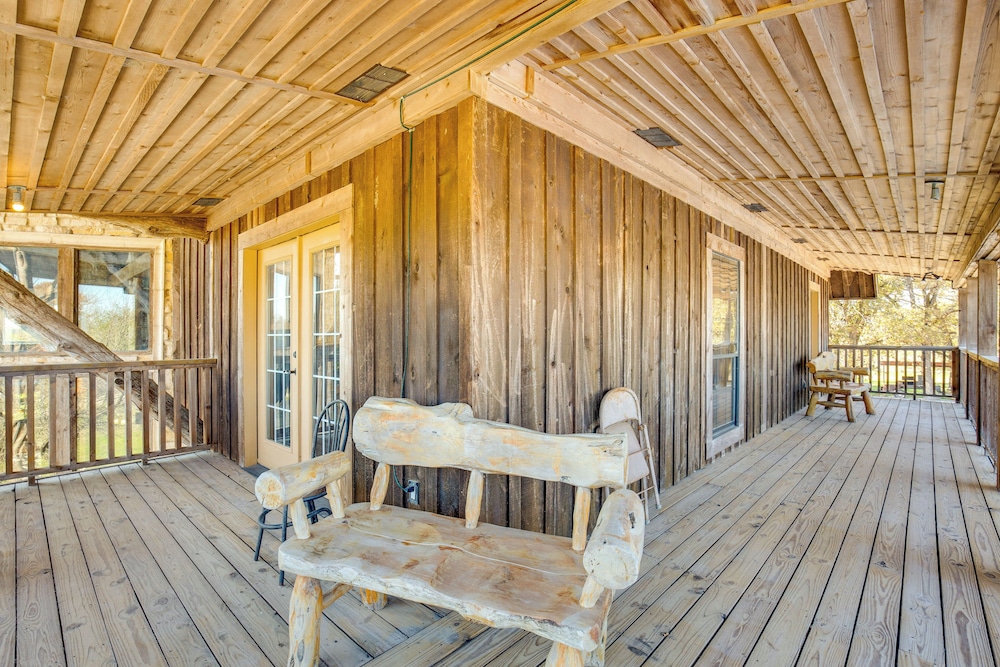 Group Getaway! Multi-level Lodge on Lake Tawakoni