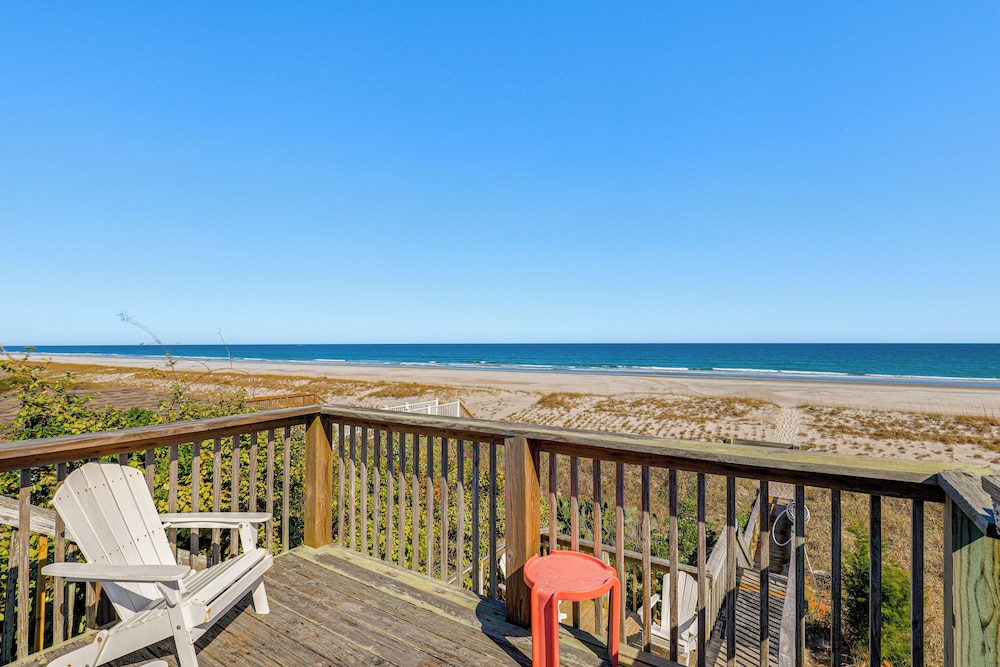Oceanfront Gem w/ Rooftop Deck: Steps to Sand