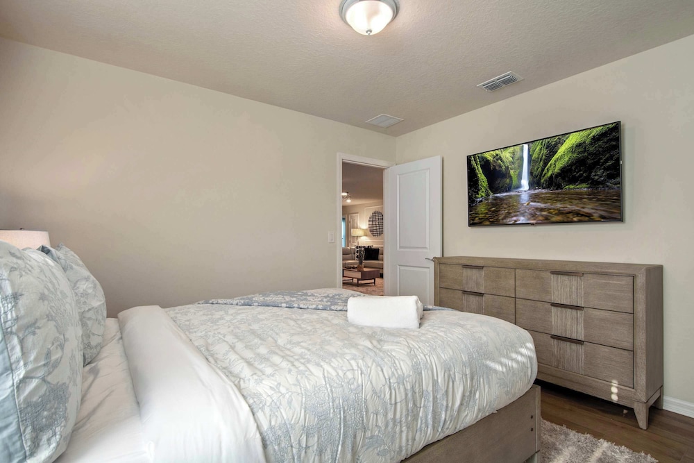 Bright & Spacious 7BR Pool Villa w/ Game Loft New Windsor Cay Resort Near Disney