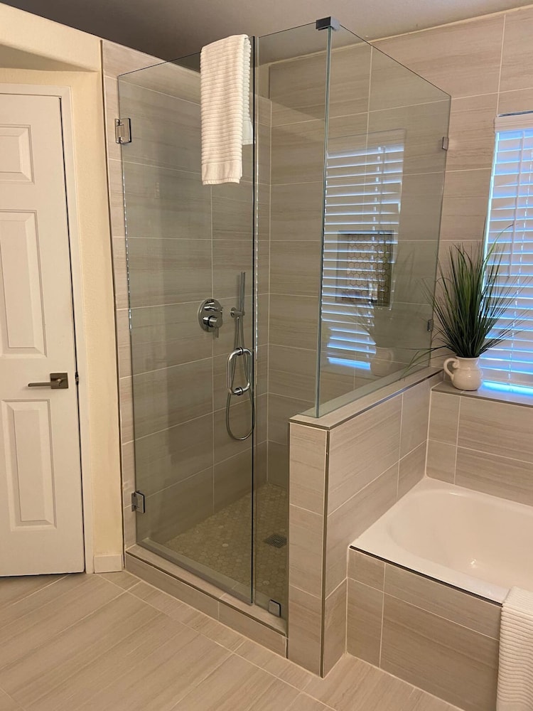 Stunning 5 Star Home Retreat Private Pool Spa BBQ 4 BR