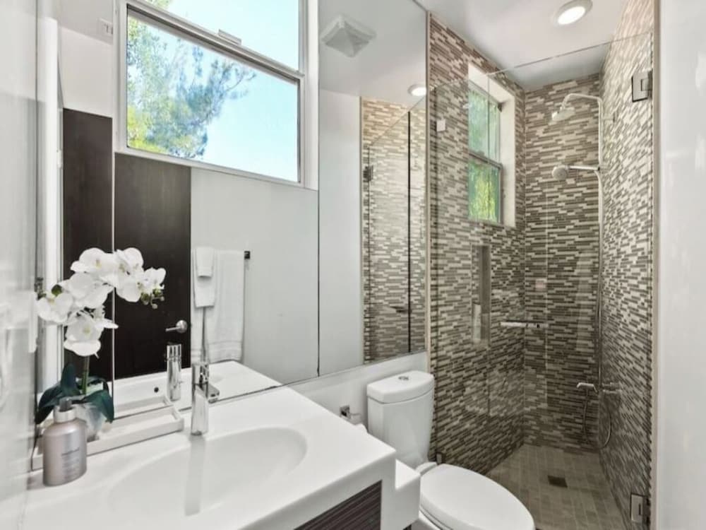 Zen Estate - Luxurious 5BR Beverly Hills Sanctuary With Pool & Canyon Views