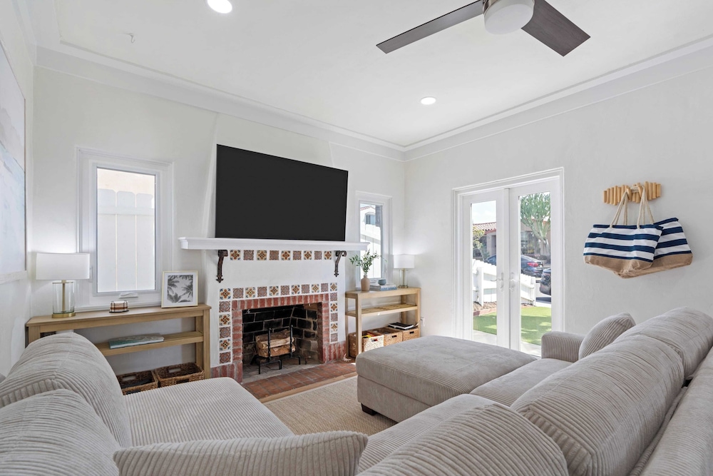 La Jolla Stay w/ Firepit & Walk to Beach Arenas